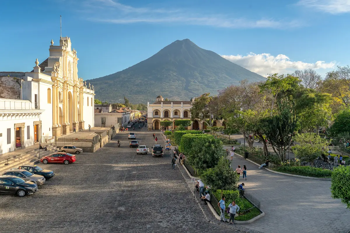 The cathedral and the Parque Central with Volcán de Agua