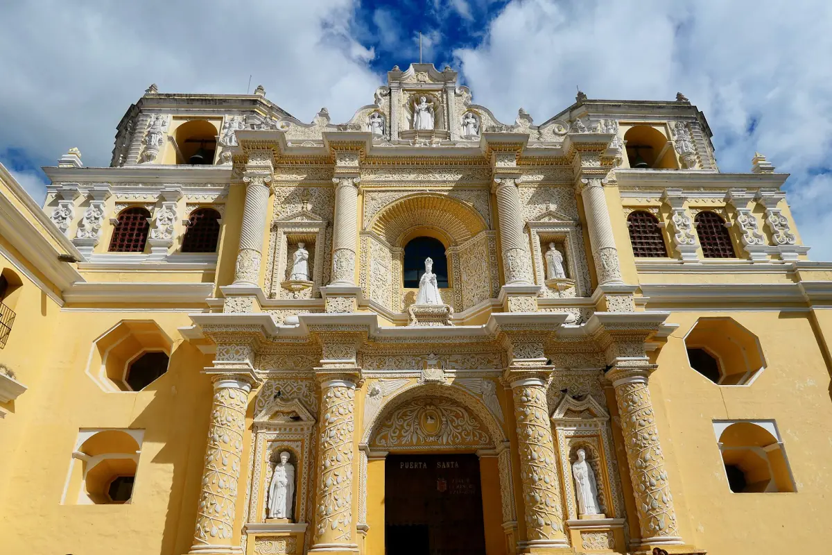 Die gelbe Barockfassade der Kirche La Merced