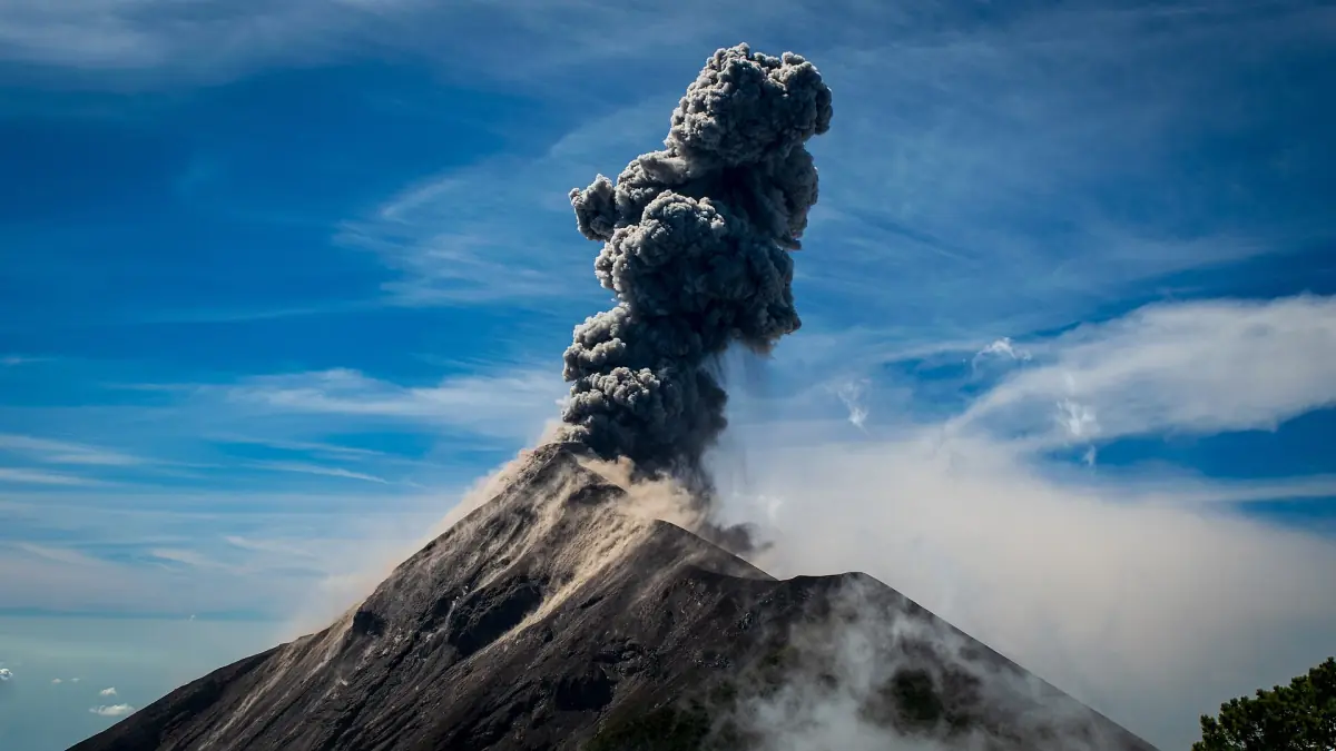 An ash plume rising from Volcán de Fuego